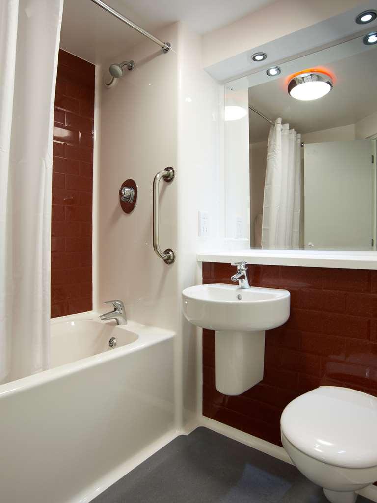 Travelodge London Barking Exterior photo